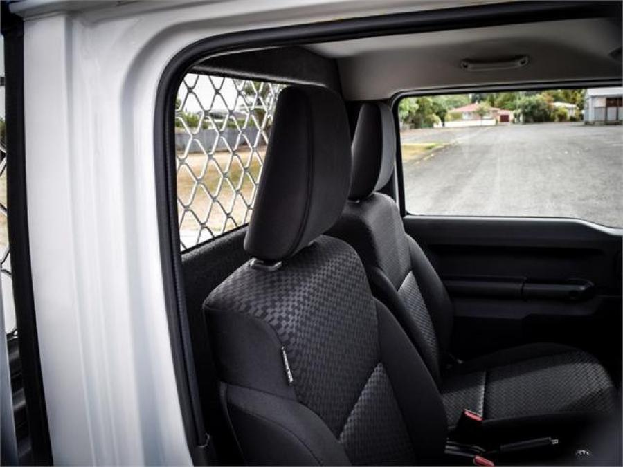 Интерьер Suzuki Jimny UTE 2020 года  (AU) (фото 11 из 21)
